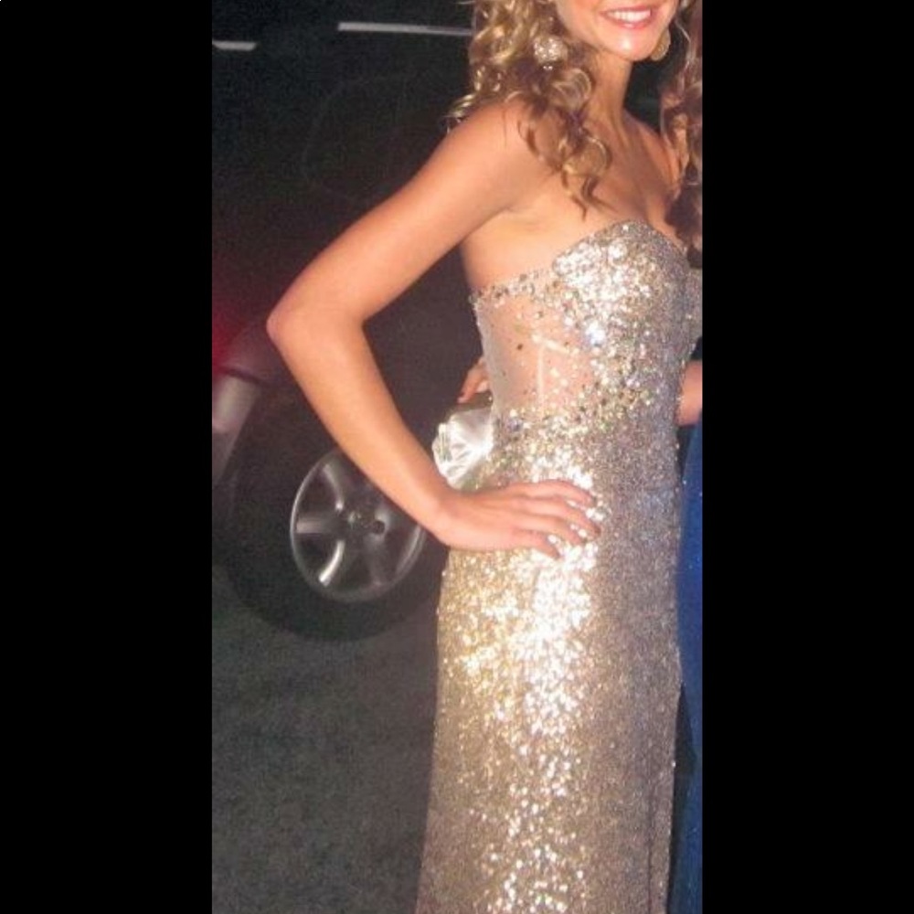 Stunning gold gown!